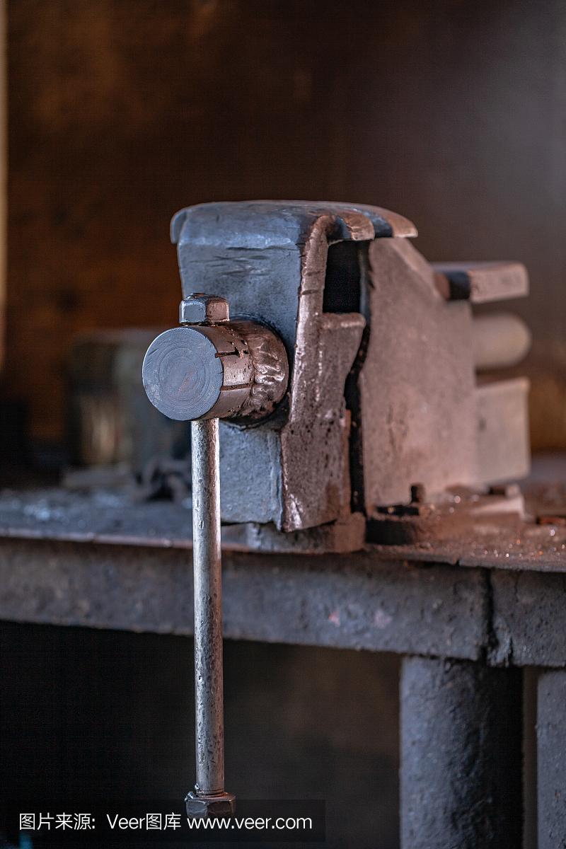 钢制手柄,用于拧紧或弯曲。